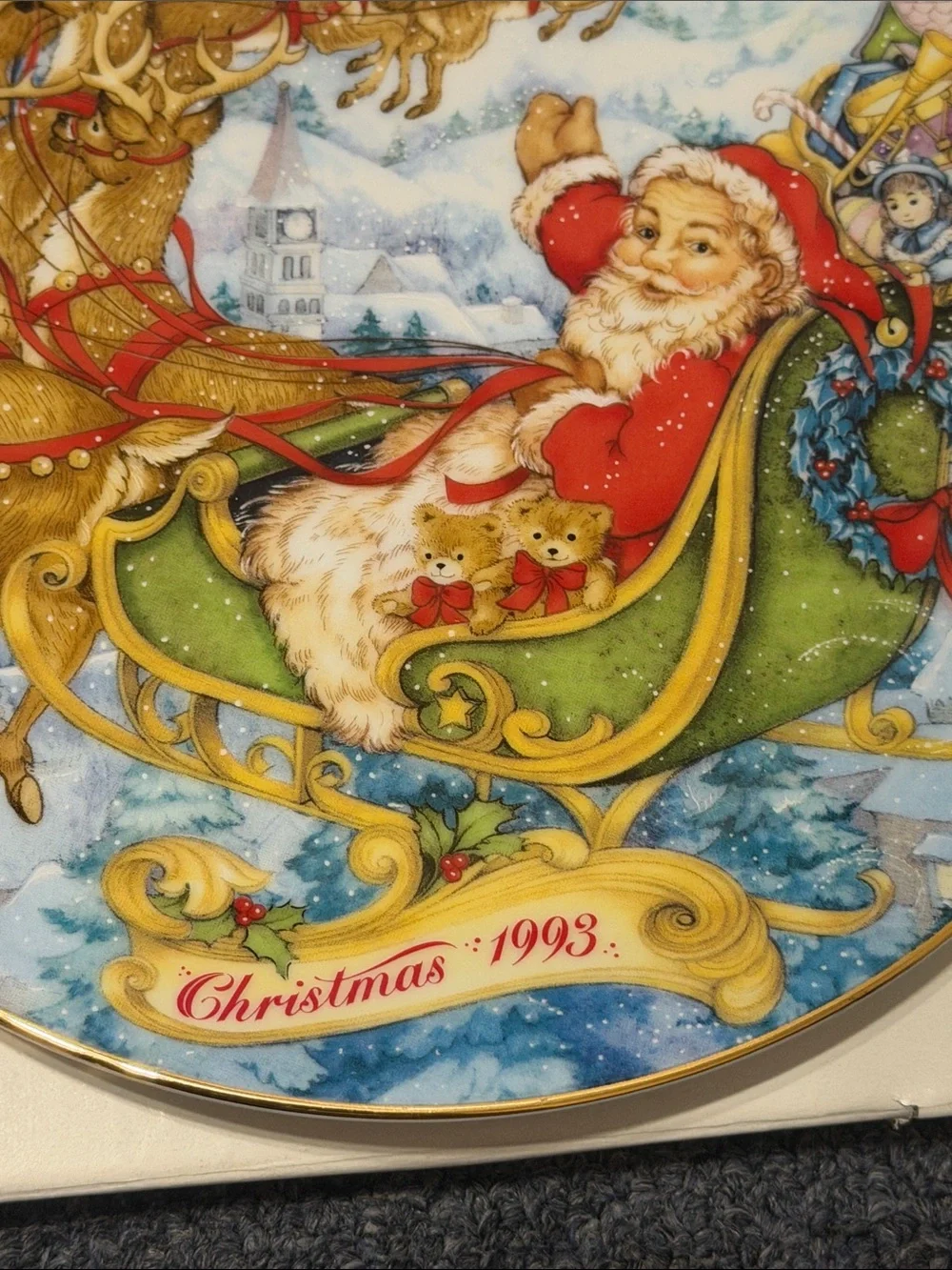 Avon 1993 Holiday Plate with 22K gold rim. Santa Sleigh Scen